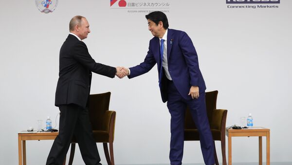 Президент РФ Владимир Путин и премьер-министр Японии Синдзо Абэ на заседании российско-японского форума деловых кругов в Токио - اسپوتنیک ایران  