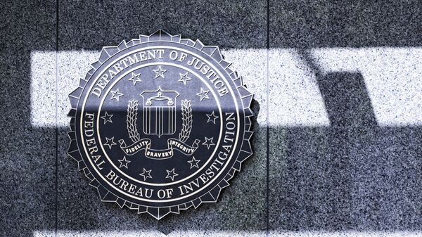 Логотип ФБР на входе в их штаб-квартиру в Вашингтоне - اسپوتنیک ایران  