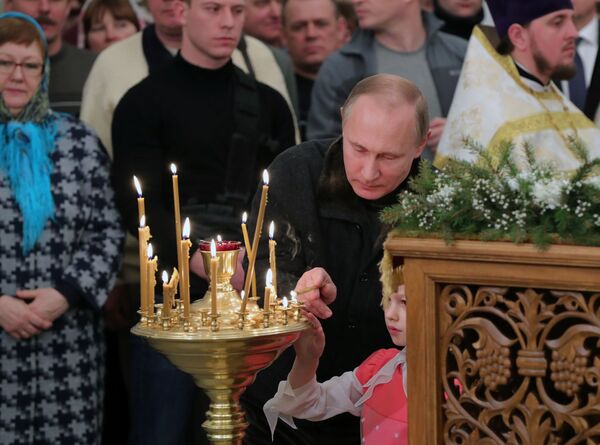 ولادیمیر پوتین رئیس جمهور روسیه  در زمان  مراسم میلاد مسیح در  صومعه « یوری مقدس»  در نوگورود روسیه - اسپوتنیک ایران  