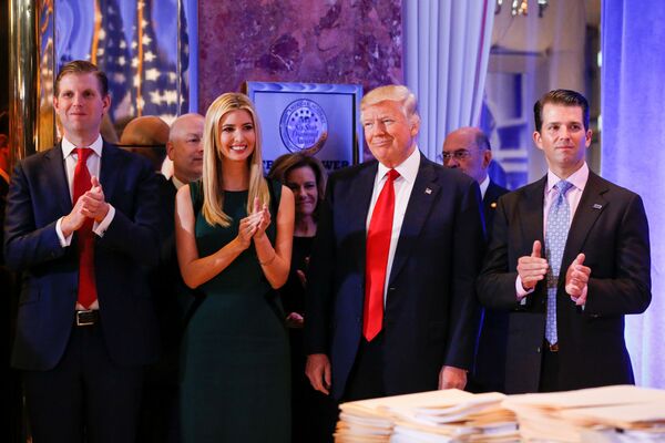 دونالد ترامپ رئیس جمهور منتخب آمریکا  همراه بچه ها قبل از  آغاز  اولین  کنفرانس مطبوعاتی رسمی در نیویورک - اسپوتنیک ایران  