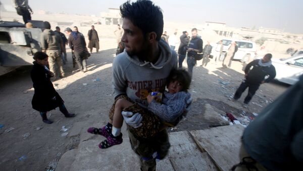 Иракский военный несет раненного во время столкновений в Мосуле ребенка - اسپوتنیک ایران  