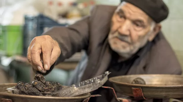 ضرب و شتم یک دست فروش در ایران + فیلم - اسپوتنیک ایران  