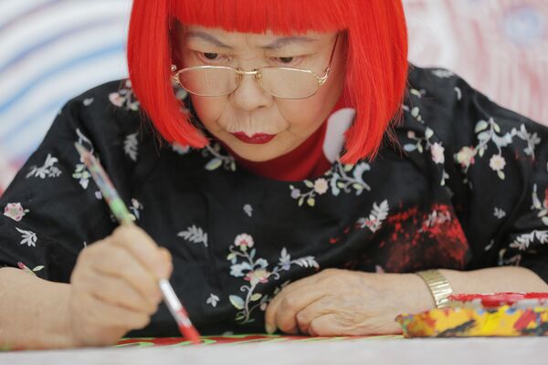 یای کوسوما نقاش ژاپنی در حال نقاشی در توکیو - اسپوتنیک ایران  