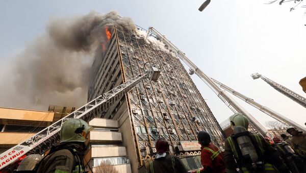 Пожарные у горящего здания «Пласко» в центре Тегерана - اسپوتنیک ایران  
