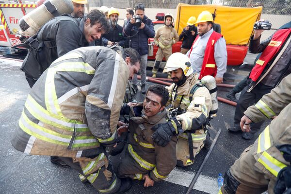 شدت و سنگینی حادثه پلاسکو باعث شده تا آتش نشانان بصورت شیفتی در عملیات امداد و نجات شرکت کنند - اسپوتنیک ایران  