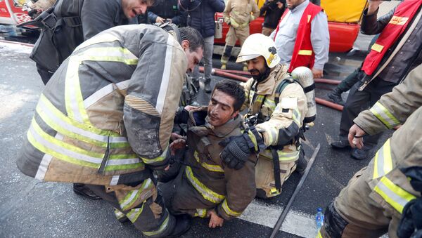 Пожарный, пострадавший во время тушения горящего здания «Пласко» в центре Тегерана - اسپوتنیک ایران  