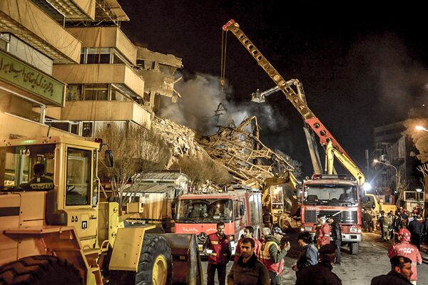 فرو ریختن ساختمان پلاسکو در مرکز شهر تهران - اسپوتنیک ایران  