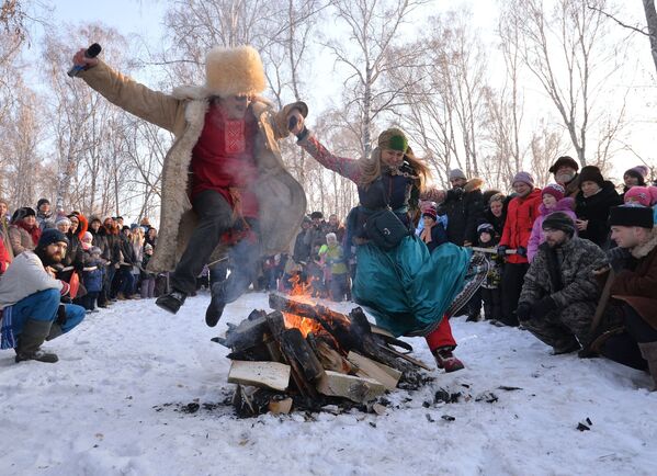 پریدن از روی آتش  در جشنواره بازی های  ملی  و سرگرمی ها « سویاتکی – 2017»  در ناحیه چلیابینسک - اسپوتنیک ایران  