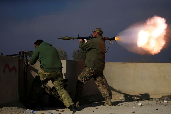 سربازان ایرانی در حال جنگ با  شبه نظامیان « داعش» در  جنوب موصل عراق - اسپوتنیک ایران  