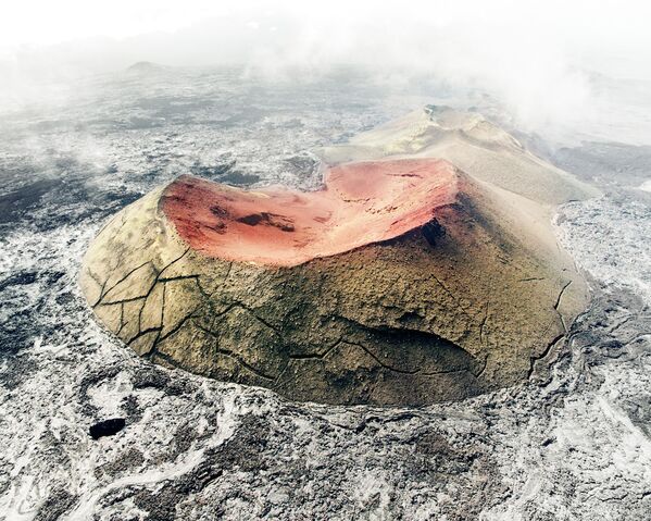 دهانه پوشیده از خزه در میان زمین های مذاب که در نتیجه فوران آتشفشان « تولباچیک» در سال 2013 میلادی درست شدند - اسپوتنیک ایران  