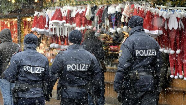 Полицейский патруль на Рождественской ярмарке в Вене, Австрия - اسپوتنیک ایران  