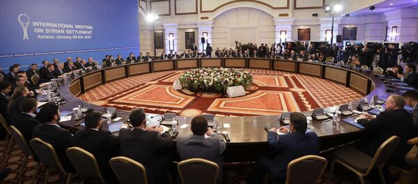 نمایندگان دمشق و مخالفین مسلح برای اولین پشت یک میز مذاکره نشستند نمایندگان دمشق و مخالفین مسلح برای اولین پشت یک میز مذاکره نشستند - اسپوتنیک ایران