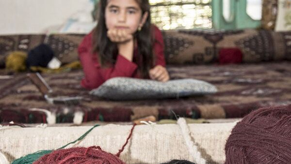 جاری شدن زندگی با شستشوی فرش توسط سیل زدگان +عکس - اسپوتنیک ایران  