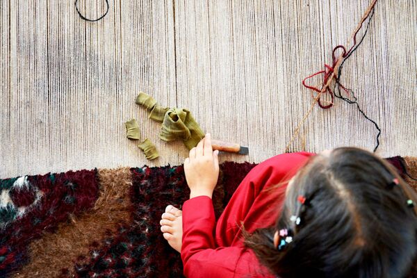 دختر ترکمن در حال تمرین قالی بافی - اسپوتنیک ایران  