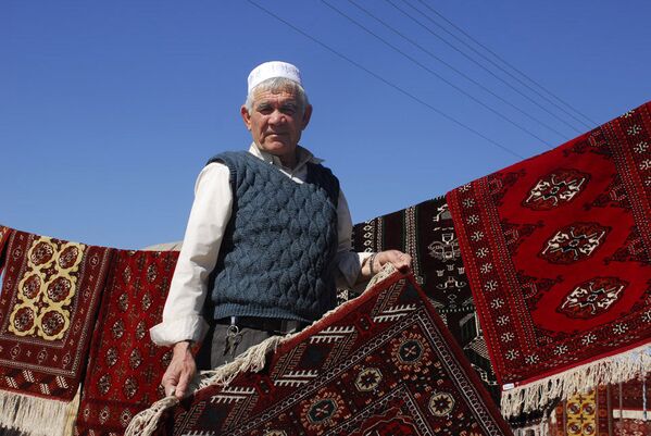 فروشنده فرش در بازار محلی - اسپوتنیک ایران  
