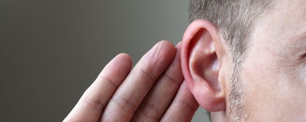 Мужчина держит руку у уха Мужчина держит руку у уха - اسپوتنیک ایران