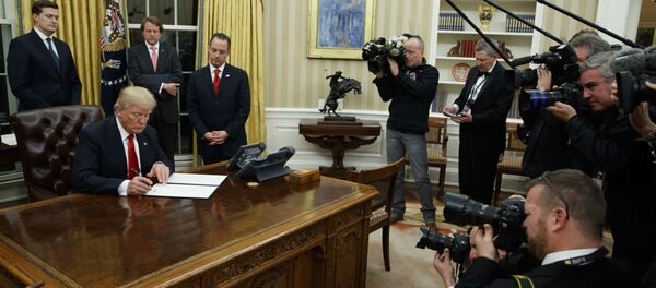Президент США Дональд Трамп подписывает первый указ в Овальном кабинете в Белом доме Президент США Дональд Трамп подписывает первый указ в Овальном кабинете в Белом доме - اسپوتنیک ایران