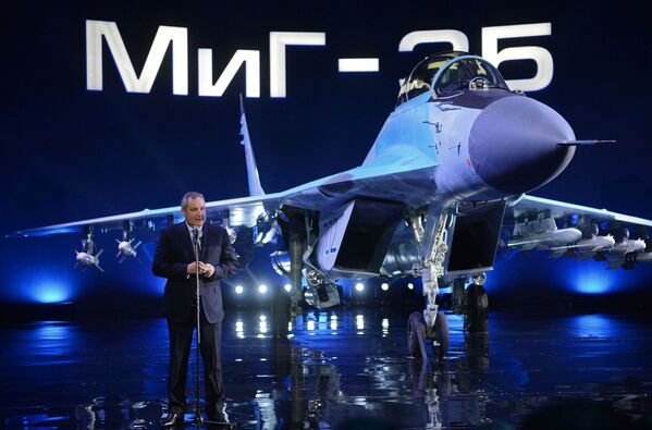دمیتری راگوزین  معاون  نخست وزیر روسیه  در معرفی  مجتمع هوایی « میگ -35» - اسپوتنیک ایران  