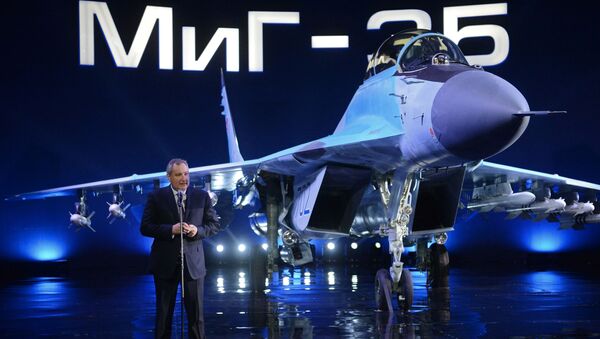 Заместитель председателя правительства РФ Дмитрий Рогозин выступает на презентации авиационного комплекса МиГ-35 - اسپوتنیک ایران  