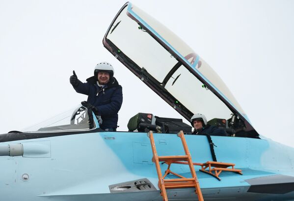 میخائیل بلایف  خلبان – آزمایشگر پس از پرواز نمایشی   مجتمع هوایی « میگ – 35 » در حومه مسکو - اسپوتنیک ایران  