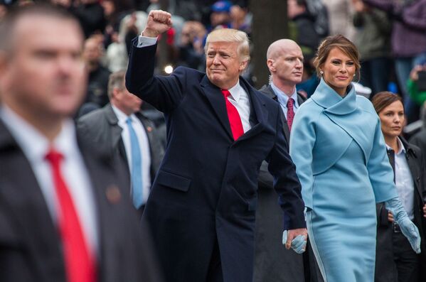 دونالد ترامپ و همسرش  ملانیا در زمان رژه  ویژه  تحلیف ریاست جمهوری در واشنگتن - اسپوتنیک ایران  