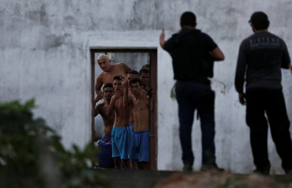 زندانیان در حال  آزار دادن افسران پلیس  با ژست در زمان قیام  در زندان  « الکاسوز» برزیل - اسپوتنیک ایران  