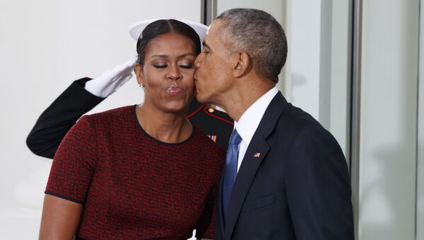 Барак Обама целует супругу на балу в честь инаугурации Дональда Трампа в Вашингтоне - اسپوتنیک ایران  