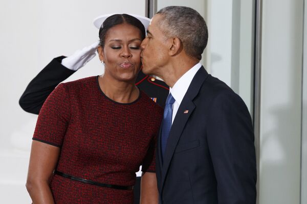 باراک اوباما در حال بوسیدن همسرش  در مراسم تحلیف دونالد ترامپ در واشنگتن - اسپوتنیک ایران  
