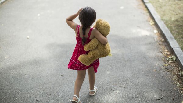 Little girl with teddy bear - اسپوتنیک ایران  