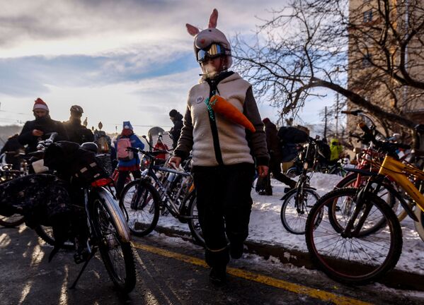 شرکت کنندگان دومین مسابقه دوچرخه سواری زمستانی مسکو قبل از آغاز مسابقه - اسپوتنیک ایران  