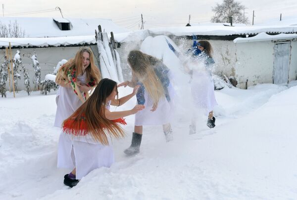 دختران در جشن فالگیری و ترانه های مذهبی در روستای « پطروف» در چلیابینسک - اسپوتنیک ایران  