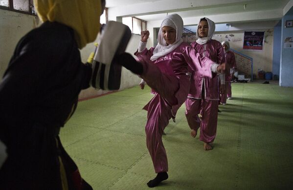 تمرینات زنان در ورزش رزمی در کابل - اسپوتنیک ایران  