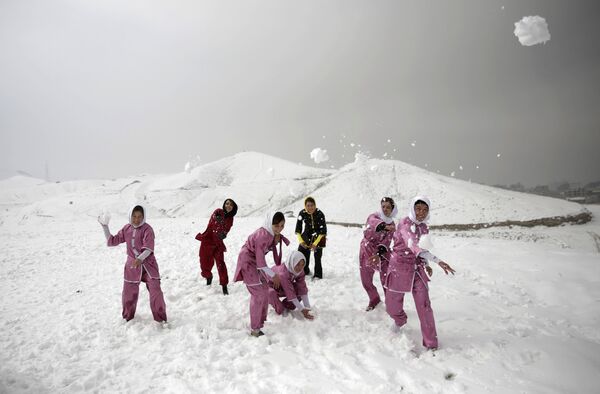 دختران در حال برف بازی پس از تمرینات ورزش رزمی « شائولین» در کابل - اسپوتنیک ایران  