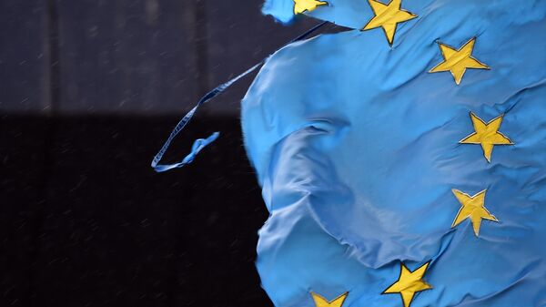 Разорваный флаг ЕС в Брюсселе - اسپوتنیک ایران  