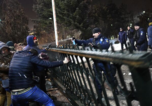 درگیری پلیس و تظاهرکنندگان  در رومانی. تظاهرکنندگان در بخارست  نسبت به  تصمیم  نخست وزیر رومانی در خصوص اصلاح قانون کیفری  و  فرمان عفو   اعتراض کردند. - اسپوتنیک ایران  
