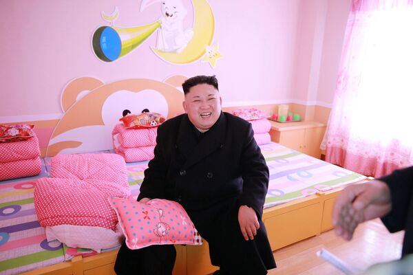 کیم جونگ اون رهبر کره شمالی  در زمان دیدار از  مدرسه ای برای کودکان یتیم در پیونگ یانگ - اسپوتنیک ایران  