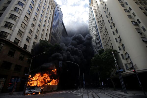 اتوبوس آتشین در زمان تظاهرات ضد دولتی در ریو د  ژانیرو - اسپوتنیک ایران  