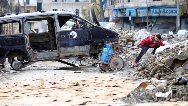 Мальчик с баллоном газа на разрушенной улице в Алеппо - اسپوتنیک ایران  