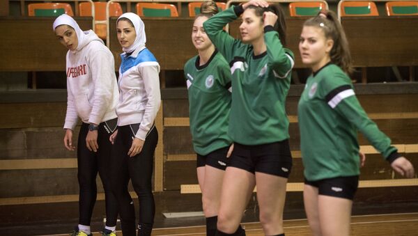 Иранские волейболистки во время тренировки в болгарском городе Шумен - اسپوتنیک ایران  