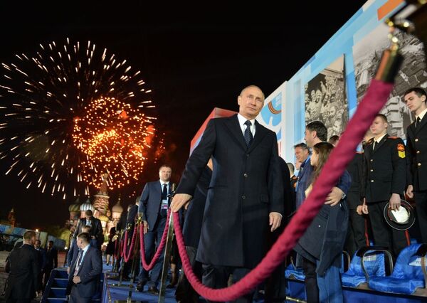 ولادیمیر پوتین، رئیس جمهور روسیه ( در مرکز)  در زمان آتشبازی جشن پیروزی به مناسبت پیروزی در جنگ کبیر میهنی 1941-1945 میلادی - اسپوتنیک ایران  