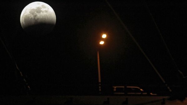 Фаза лунного затмения, наблюдаемая во Владивостоке - اسپوتنیک ایران  