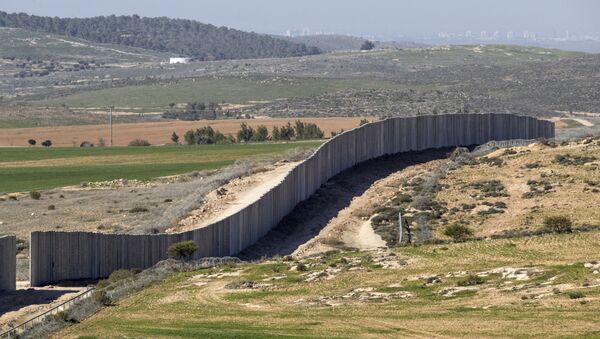 Заградительная стена между Израилем и Западным берегом реки Иордан в районе израильского кибуца Лахав - اسپوتنیک ایران  