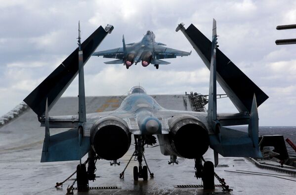 جنگنده های « سو -33» و « میگ -29 کا» بر عرشه ناو هواپیمابر « دریاسالار کوزنتسوف» در دریای مدیترانه - اسپوتنیک ایران  