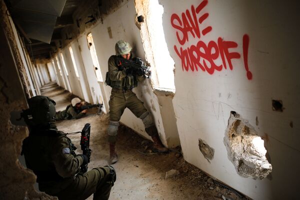 شرکت سربازان ارتش اسرائیل در رزمایش نظامی در هتل متروک در « عراد» اسرائیل - اسپوتنیک ایران  