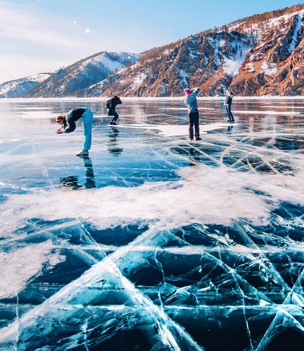 مردم در حال عکس گرفتن از دریاچه یخ زده بایکال - اسپوتنیک ایران  
