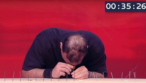 )رکورد کوبیدن میخ با جمجمه شکسته شد!( فیلم - اسپوتنیک ایران  