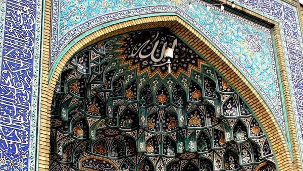 به گزارش اسپوتنیک به نقل از شهدای ایران، رئیسی، رئیس تولیت آستان قدس رضوی با پیکر مدافع حرم شهید حججی در حرم امام رضا(ع) وداع کرد. - اسپوتنیک ایران  