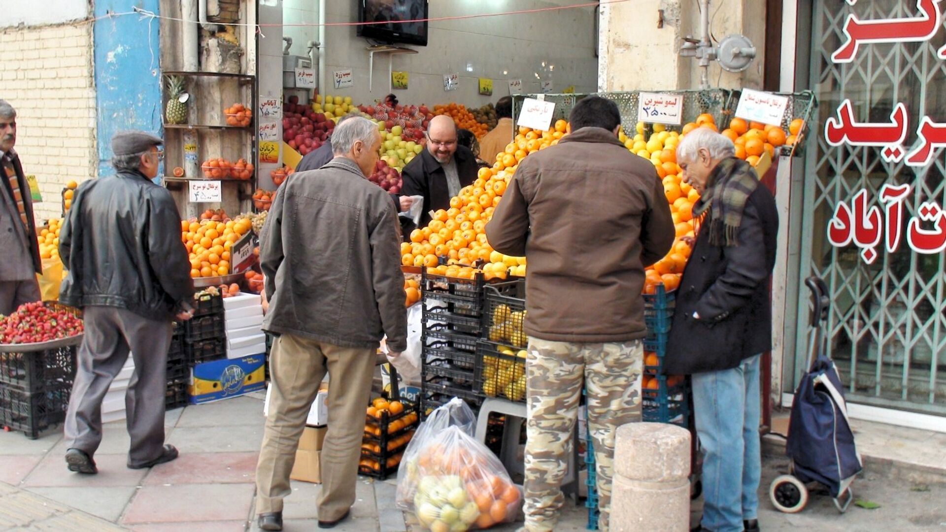 مغازه میوه فروشی در منطقه سعادت آباد تهران - اسپوتنیک ایران  , 1920, 12.03.2022