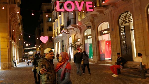 Прохожие на украшенной в честь Дня святого Валентина улице в Бейруте, Ливан - اسپوتنیک ایران  