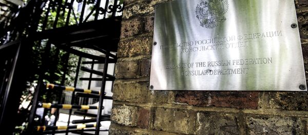 Вывеска на входе в посольство России в Великобритании Вывеска на входе в посольство России в Великобритании - اسپوتنیک ایران